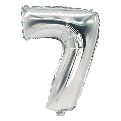 Le ballon en aluminium PAPSTAR 35 cm x 20 cm en argent noble de PAPSTAR GmbH en forme du chiffre sept se distingue visuellement sur le fond blanc - idéal pour la décoration chic de toute fête.