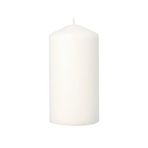 La bougie pilier Starpak Ø 80 mm · 150 mm en blanc (1 pièce) se tient debout avec un fond plat et une pointe légèrement pointue - un accessoire d'intérieur élégant pour chaque environnement.