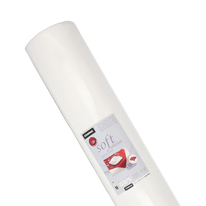 Une grande nappe blanche Starpak, en non-tissé semblable à du tissu « Soft Selection » (40 m x 1,18 m), est montrée debout avec une étiquette avec des assiettes de table, ce qui la désigne comme idéale pour une utilisation dans la restauration.