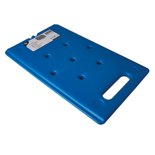Le Starpak Kühlakku Gastro-Norm 1/1 (53 x 32,5 x 2,5 cm, bleu) est un accumulateur de froid bleu rectangulaire avec des coins arrondis, une poignée de transport, des creux de surface et une étiquette de code-barres - idéal pour une utilisation en restauration. Emballage : 1 pièce.