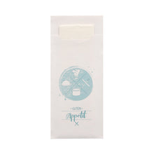 Les 520 pochettes à couverts (20 x 8,5 cm) de PAPSTAR GmbH sont livrées avec une serviette assortie à 2 couches (33 x 33 cm). L'enveloppe blanche est ornée d'un motif circulaire bleu clair avec des aliments et des couverts ainsi que l'inscription « Bon appétit », la serviette à l'intérieur étant partiellement visible.