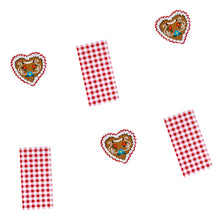 La guirlande de drapeaux en papier "Hüttengaudi" (4 m) de PAPSTAR GmbH est une décoration de fête festive avec des drapeaux à carreaux rouges et blancs et des motifs de pain d'épice en forme de cœur, décorés avec du glaçage blanc et bleu. Le fond est uni blanc.