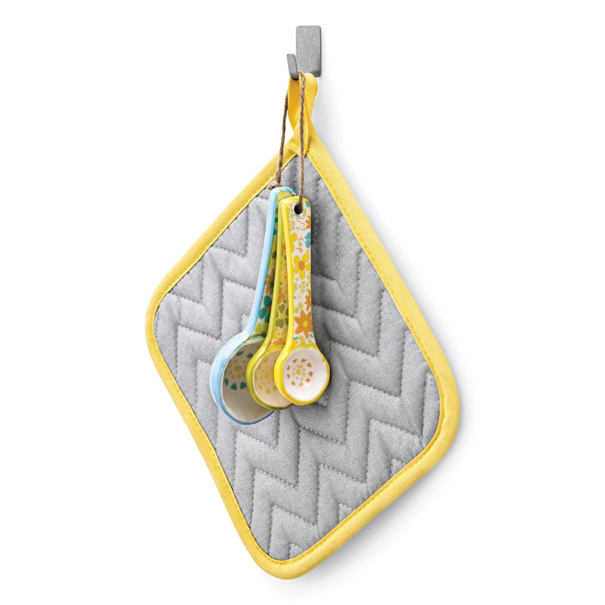 Bunte Messlöffel und ein grauer Topflappen mit gelber Zierleiste hängen ordentlich an einem Wand-Organisationssystem mit 3M Command™ Edelstahl-Metallhaken Größe S (17031SS-4ES) der 3M Deutschland GmbH, das einfach und schnell zu befestigen ist.