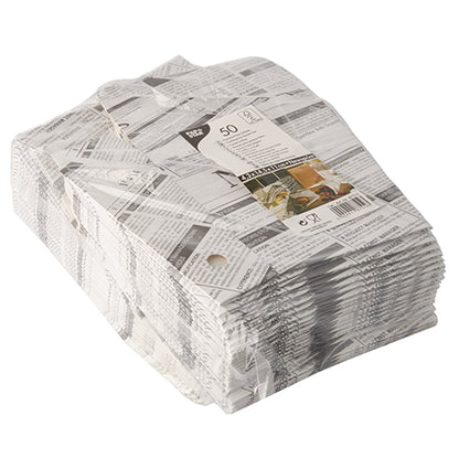 Eine Packung mit 50 PAPSTAR Pommes-Frites-Schütte "Newsprint" mit Klappdeckeln aus Papier/Karton und Folie mit schwarz-weißem Zeitungsdruck. Ideal zum Servieren von Pommes Frites. Marke: PAPSTAR GmbH.