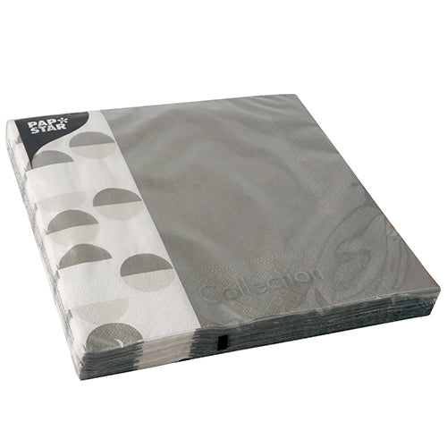 Ein Stapel PAPSTAR 20 Servietten (40 x 40 cm, 3-lagig, 1/4-Falz) von der PAPSTAR GmbH wird in transparentem Kunststoff mit einem stilvollen schwarz-weißen geometrischen „Collection“-Etikett für eine elegante Note geliefert.