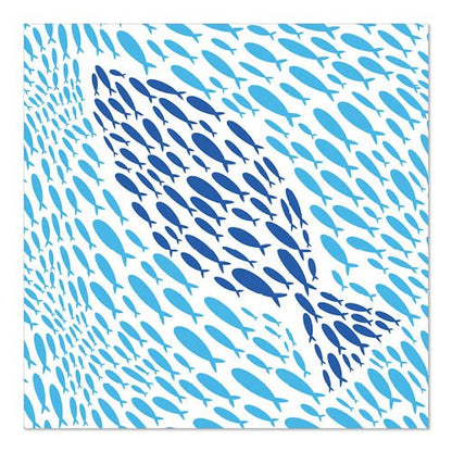 De petits poissons bleus forment un plus grand poisson dans différentes nuances de bleu sur fond blanc. Ce motif orne les 20 serviettes, 33 cm x 33 cm, 3 plis, Design Set 6 de PAPSTAR GmbH et apporte du charme à la table dressée.