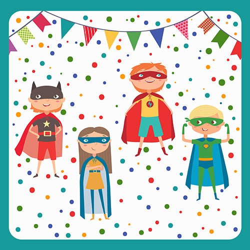 Quatre enfants de dessin animé en super-héros posent devant un fond blanc avec des confettis et des fanions. Complétez la scène festive avec PAPSTAR 20 serviettes, 33x33 cm, 3 plis, de PAPSTAR GmbH - parfait pour toute fête de super-héros!