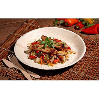 Gegrillte Hähnchenspieße mit farbenfroher Gemüsepfanne werden auf einem PAPSTAR 6 Teller, Palmblatt „pure“ rund von der PAPSTAR GmbH serviert – umweltfreundliches Geschirr, stilvoll präsentiert auf einer gewebten Unterlage mit Holzbesteck und frischen Paprikaschoten im Blick.