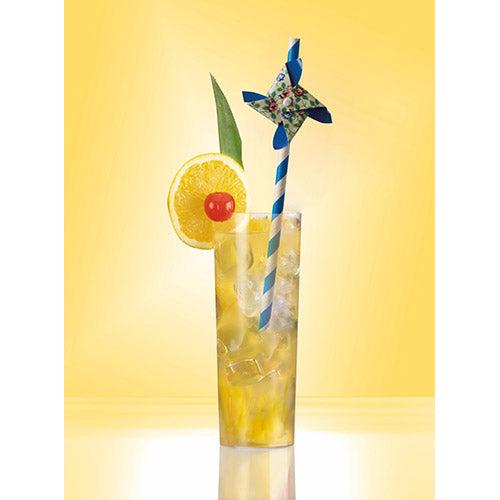 Un grand verre avec une boisson jaune glacée, garni de citron, cerise, feuille d'ananas et une paille en papier PAPSTAR 50 (Ø 6 mm · 20 cm, de la société PAPSTAR GmbH) avec une éolienne sur fond jaune.