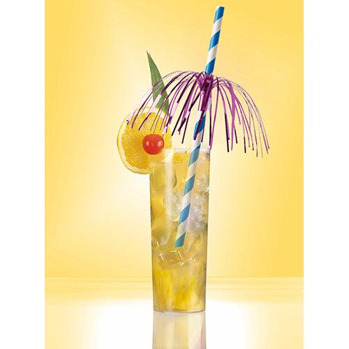 Un grand verre avec une boisson glacée jaune avec une tranche d'orange, une cerise, une feuille verte, un petit parasol violet et une paille bleu-blanc PAPSTAR 50 (Ø 6 mm · 20 cm de la société PAPSTAR GmbH) sur fond jaune.
