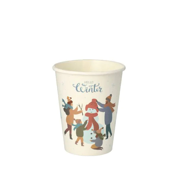 Un gobelet en papier PAPSTAR GmbH 0,2 l du set de 50 gobelets PAPSTAR avec des personnes vêtues d'hiver autour d'un bonhomme de neige et l'inscription "Hello Winter" - idéal pour servir des boissons festives et saisonnières.
