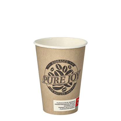 La PAPSTAR tasse en carton 80 « Pure Freude » de PAPSTAR GmbH est un gobelet en carton brun, biodégradable, avec une étiquette blanche « Biobased for nature and you », un symbole rouge et un design moderne - idéal pour une consommation respectueuse de l'environnement.