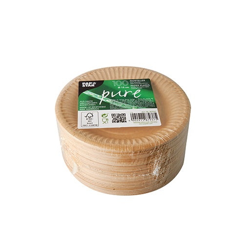Une pile de PAPSTAR 100 assiettes en carton "pure" rondes, brun clair de PAPSTAR GmbH. L'assiette en carton du dessus montre une étiquette verte avec des détails sur le produit, un code-barres et des symboles certifiés FSC sur un fond blanc.