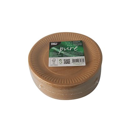 Une pile de PAPSTAR 100 assiettes "pure" en carton brun rond avec une étiquette verte de PAPSTAR GmbH montre la marque et des informations écologiques; les assiettes certifiées FSC sont soigneusement disposées sur un fond blanc.
