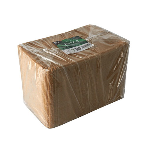 Ein rechteckiger Stapel PAPSTAR 250 Teller, Pappe "pure" eckig weiß von PAPSTAR GmbH, weiße Pappteller in klarer Kunststoffverpackung mit grün-weißem Etikett, hergestellt aus umweltfreundlicher Frischfaserplatte.