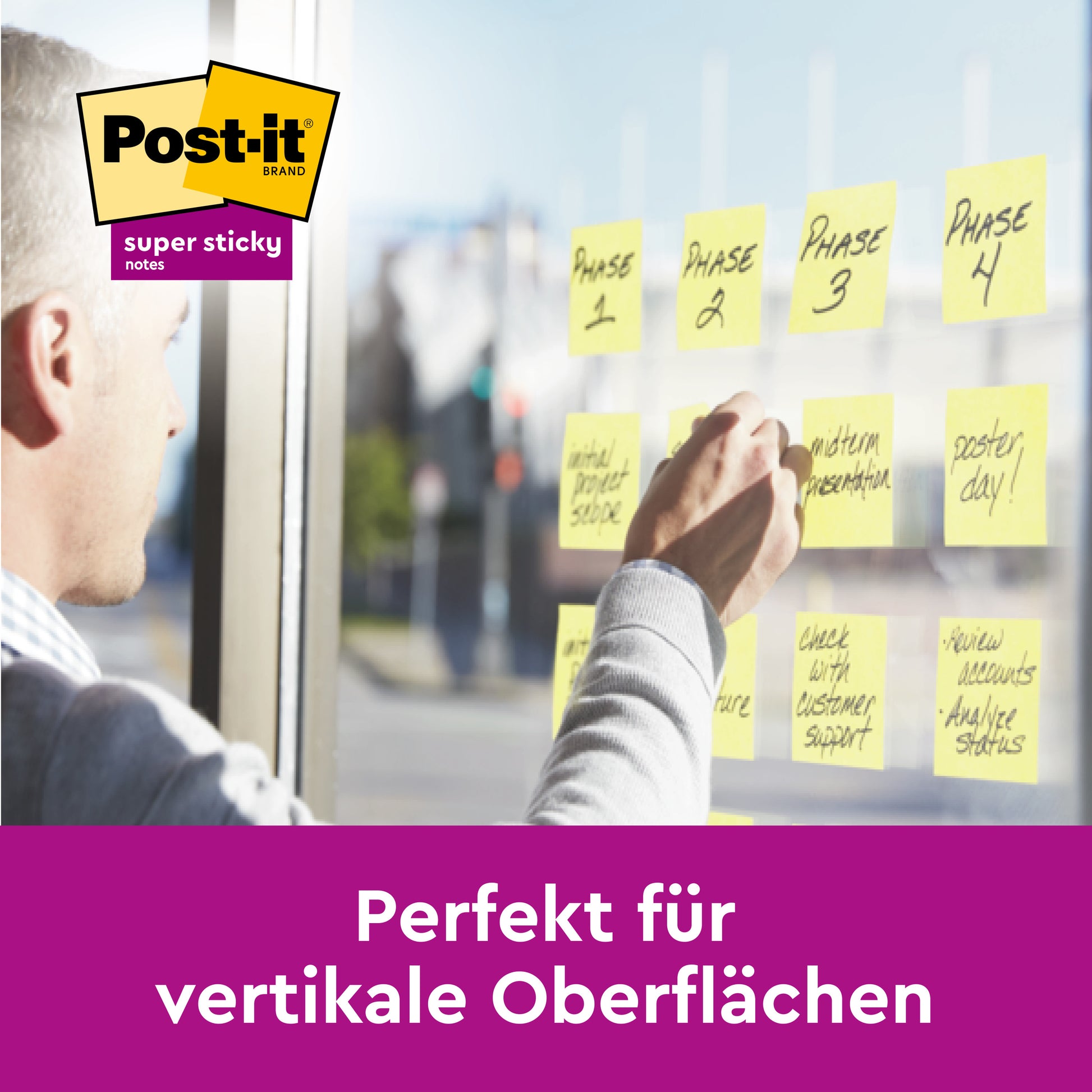 Eine Person legt 3M Deutschland GmbH Post-it® Super Sticky Notes, 76x76 mm, Promotion, 90 Blatt/Block, 100% PEFC auf eine Glasscheibe. Auf einem lilafarbenen Banner darunter steht auf Deutsch: "Perfekt für vertikale Oberflächen.