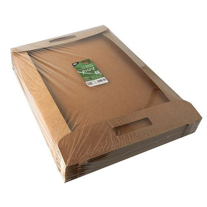 Une pile de PAPSTAR 10 plateaux portables, carton « pure » brun de PAPSTAR GmbH, avec poignées, emballés dans un film. Une étiquette verte et blanche sur le dessus souligne le design écologique.