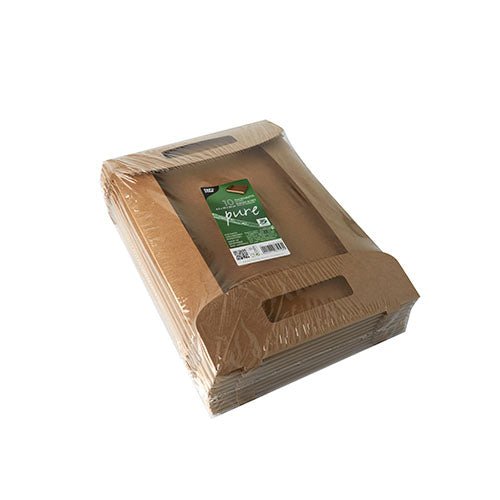 Une pile de PAPSTAR 10 plateaux portables, carton « pure » brun de PAPSTAR GmbH, rectangulaire et écologique avec poignées dans un emballage plastique transparent ; l'étiquette verte et blanche en haut - idéal pour la restauration.
