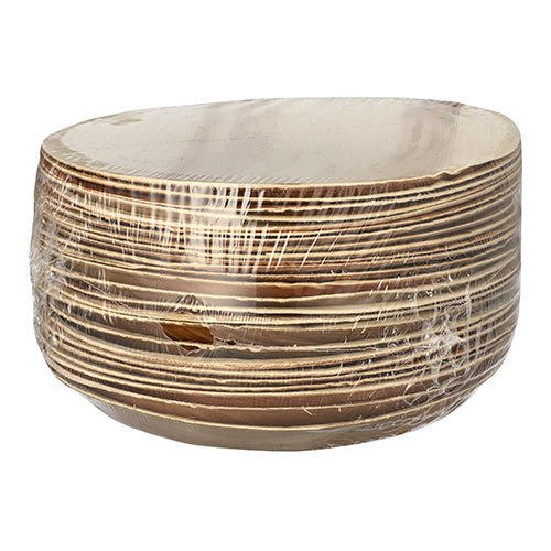 Une pile d'assiettes rondes et brunes PAPSTAR en feuille de palmier "pure" (Ø 23 cm, 25 pièces) est enveloppée dans un film transparent sur un fond blanc. Ces bols écologiques de PAPSTAR GmbH sont biodégradables et idéaux comme assiettes jetables.