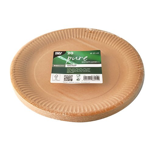 Une pile d'assiettes en carton rondes et marron de PAPSTAR GmbH, écologiques et pour un usage quotidien, emballées dans du plastique avec une étiquette vert-blanc "20 pure" ainsi que des indications sur les matériaux durables.