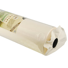 Un rouleau de nappe PAPSTAR "ROYAL Collection" champagne (25 m x 1,18 m) de la PAPSTAR GmbH est posé sur le côté et légèrement plié à une extrémité; l'étiquette avec texte et graphique est partiellement visible, le noyau est visible.