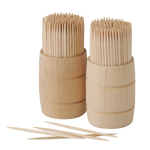 Deux PAPSTAR cure-dents en bois "pure", ronds, 6,8 cm, sont présentés dans des distributeurs en bois avec les cure-dents debout à l'intérieur et trois lâches sur une surface blanche. Chaque sac peut contenir jusqu'à 400 pièces. Marque : PAPSTAR GmbH. Fond : blanc uni.