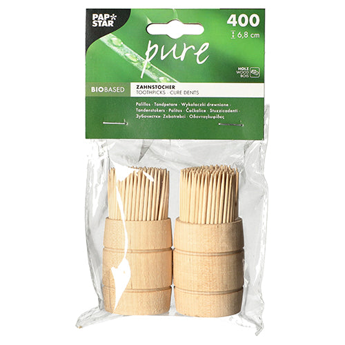 Un emballage en plastique transparent avec deux paquets de PAPSTAR cure-dents en bois "pure", ronds, 6,8 cm; contient 400 pièces dans un distributeur en bois. Marque : PAPSTAR GmbH - Idéal comme solution de cure-dents pratique et biosourcée.
