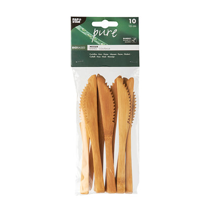 Dans un emballage en plastique transparent se trouvent 10 PAPSTAR couteaux en bambou "pure" (16 cm), écologiques et stables, disposés verticalement avec le nom de la marque de PAPSTAR GmbH au sommet.