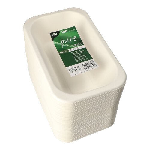 Une pile de plats scellés rectangulaires blancs PAPSTAR 100 en canne à sucre avec une étiquette verte et blanche sur le dessus montre des informations sur le produit et le mot « pur » – l'emballage écologique de PAPSTAR GmbH.
