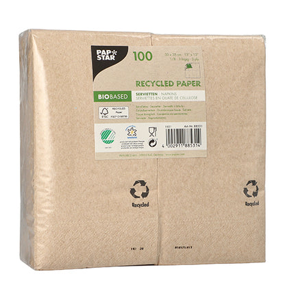 Un paquet de 100 serviettes PAPSTAR GmbH, 3 plis, 33x33 cm, naturelles, en papier recyclé dans un emballage en plastique. Biobasé et respectueux de l'environnement avec des informations produit multilingues et des symboles de recyclage sur l'emballage.