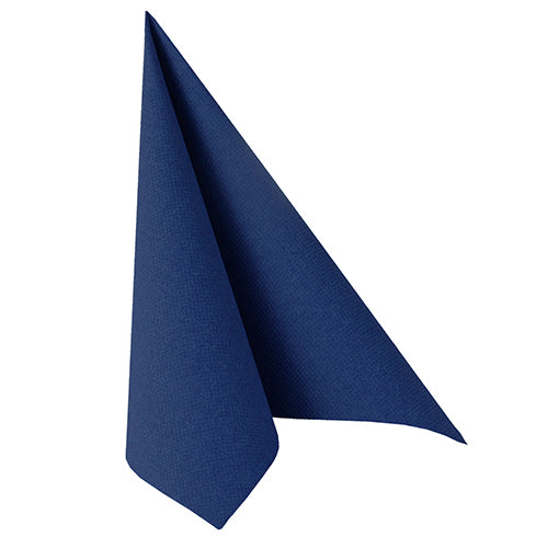 Une seule serviette bleu foncé PAPSTAR 100 "ROYAL Collection" 1/4-pli (40x40 cm) de la PAPSTAR GmbH est pliée verticalement en une forme triangulaire, semblable à une tente, devant un fond blanc simple.