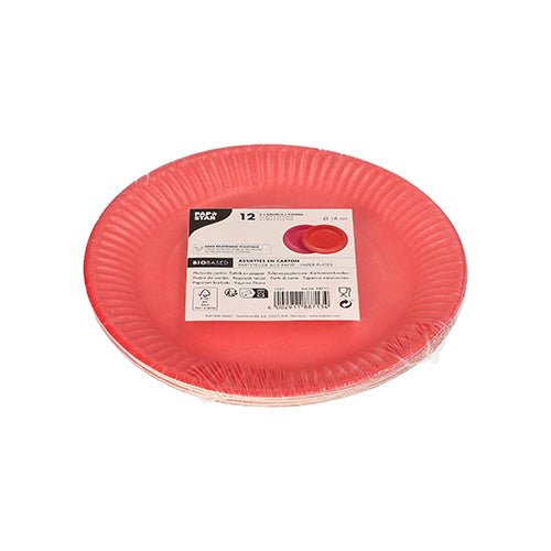 La photo représente un paquet de douze PAPSTAR 12 assiettes en carton rondes, Ø 18 cm, couleurs assorties, de la PAPSTAR SARL, conditionné dans un emballage en plastique transparent, avec une étiquette blanche au centre sur laquelle figurent des informations sur le produit, des symboles et un code-barres.