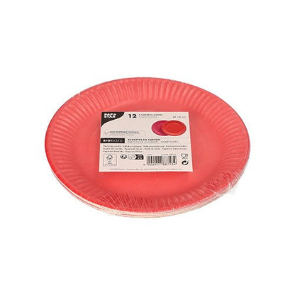 La photo représente un paquet de douze PAPSTAR 12 assiettes en carton rondes, Ø 18 cm, couleurs assorties, de la PAPSTAR SARL, conditionné dans un emballage en plastique transparent, avec une étiquette blanche au centre sur laquelle figurent des informations sur le produit, des symboles et un code-barres.