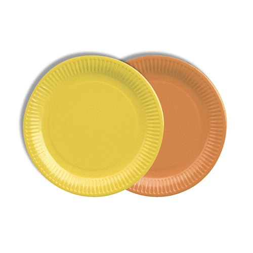 Deux PAPSTAR 12 assiettes en carton rondes, Ø 18 cm, couleurs assorties, les PAPSTAR GmbH – l'une jaune, l'autre orange – sont superposées sur un fond blanc. Toutes deux présentent des bords striés et sont respectueuses de l'environnement, ce qui en fait le choix idéal pour des réunions durables.