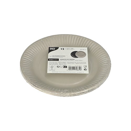 Une pile PAPSTAR 12 assiettes en carton rondes, Ø 18 cm, couleurs assorties, de PAPSTAR GmbH, emballé dans du plastique, avec une étiquette blanche sur le dessus, indiquant les informations sur le produit et le code-barres.