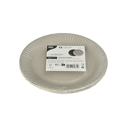 Une pile PAPSTAR 12 assiettes en carton rondes, Ø 18 cm, couleurs assorties, de PAPSTAR GmbH, emballé dans du plastique, avec une étiquette blanche sur le dessus, indiquant les informations sur le produit et le code-barres.