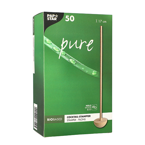 Eine grüne Schachtel PAPSTAR 50 Cocktail-Stampfer „pure“ 17 cm natur der PAPSTAR GmbH zeigt auf der Vorderseite einen Holzstempel. Die biobasierte Verpackung enthält 50 Holzstücke mit einer Länge von jeweils 17 cm.