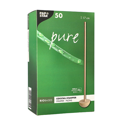 Eine grüne Schachtel PAPSTAR 50 Cocktail-Stampfer „pure“ 17 cm natur der PAPSTAR GmbH zeigt auf der Vorderseite einen Holzstempel. Die biobasierte Verpackung enthält 50 Holzstücke mit einer Länge von jeweils 17 cm.