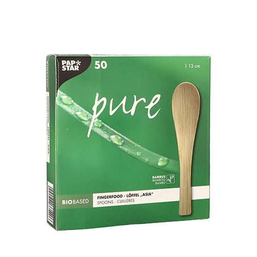 La cuillère en bambou PAPSTAR "pure" 13 cm dans une boîte verte et blanche (50 pièces) de PAPSTAR GmbH est un couvert jetable biosourcé et durable, idéal pour les amuse-gueules asiatiques. L'emballage montre une image de cuillère en bambou et vante sa qualité écologique.