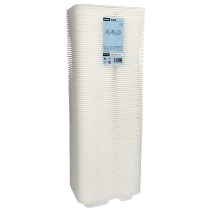 Une haute pile de 100 barquettes scellées Starpak, XPS 2-parties, blanc laminé, avec une étiquette sur le devant. Les emballages alimentaires blancs rectangulaires de Starpak sont soigneusement alignés et emballés ensemble.