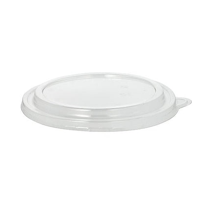 Le couvercle Starpak 50 pour saladiers est un couvercle rond en PET transparent (2 cm de hauteur) muni d'une petite languette à déchirer, représenté ici sur fond blanc.
