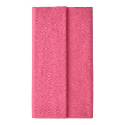 Une nappe rectangulaire rose soigneusement pliée, PAPSTAR-Tissue, « ROYAL Collection » (120 cm x 180 cm) de la PAPSTAR GmbH est présentée sur un fond blanc et montre son motif subtil de structure et deux bandes verticales.