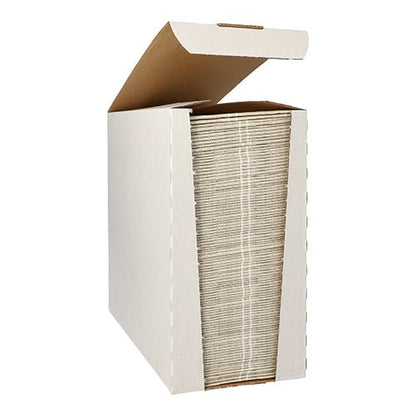 Une pile de PAPSTAR 100 serviettes « ROYAL Collection » 1/6-pli 48 cm x 33 cm de la PAPSTAR GmbH en beige est soigneusement emballée dans une boîte distributrice blanche ouverte en carton avec un rabat relevé.