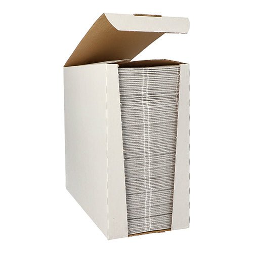 Dans un carton blanc ouvert se trouve une pile de PAPSTAR 100 serviettes « ROYAL Collection » 1/6-pli 48 x 33 cm de la PAPSTAR GmbH, soigneusement disposées.
