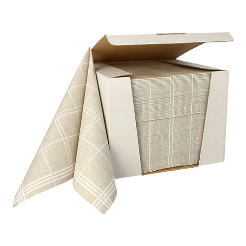 Dans un carton ouvert sont empilées proprement 100 serviettes « ROYAL Collection » 1/4 pli 40 cm x 40 cm à motif à carreaux beige et blanc de la société PAPSTAR, dont une serviette de haute qualité est partiellement retirée.