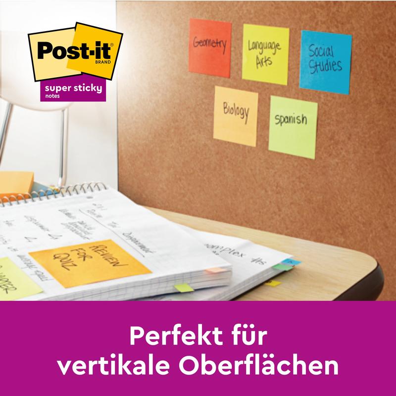Au-dessus du bureau, une plaque de liège est accrochée avec des Post-it® Super Sticky Notes colorés (76 mm x 127 mm, 90 feuilles/bloc, 100% PEFC) de 3M Deutschland GmbH. Le texte allemand dit : "Parfait pour les surfaces verticales."
