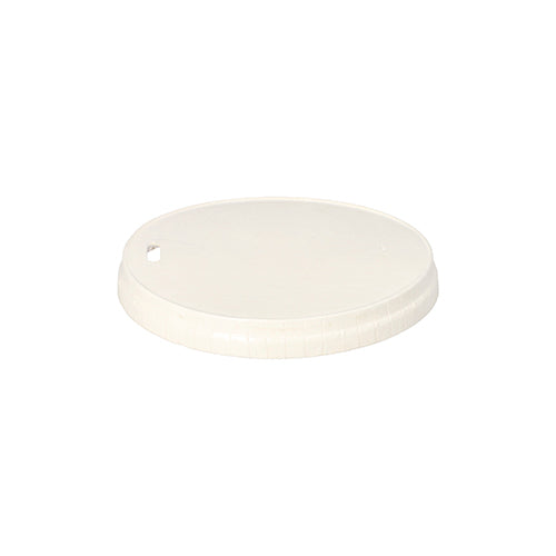 L'image montre un couvercle rond, plat et blanc PAPSTAR pour gobelets en carton (Ø 9 cm) de la société PAPSTAR GmbH sur un fond uni blanc avec un petit trou sur le bord. L'emballage contient 50 pièces.