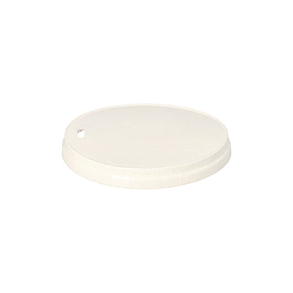L'image montre un couvercle rond, plat et blanc PAPSTAR pour gobelets en carton (Ø 9 cm) de la société PAPSTAR GmbH sur un fond uni blanc avec un petit trou sur le bord. L'emballage contient 50 pièces.