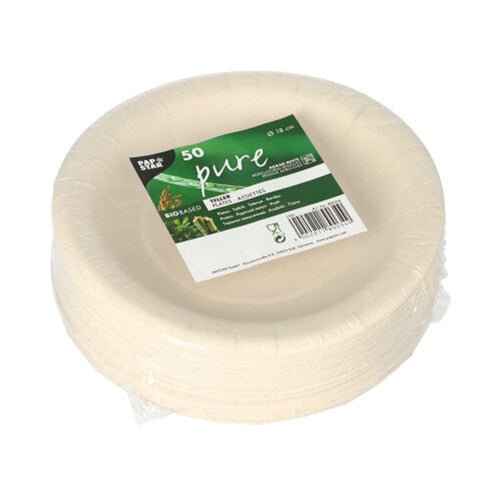 Une pile d'assiettes jetables blanches et rondes du type PAPSTAR 50 assiettes « pure », fabriquées à partir de résidus agricoles, biodégradables et respectueuses de l'environnement, emballées dans un film plastique et munies d'une étiquette verte et blanche de la PAPSTAR S.A.R.L.
