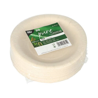 Une pile d'assiettes jetables blanches et rondes du type PAPSTAR 50 assiettes « pure », fabriquées à partir de résidus agricoles, biodégradables et respectueuses de l'environnement, emballées dans un film plastique et munies d'une étiquette verte et blanche de la PAPSTAR S.A.R.L.